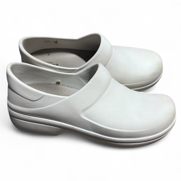 CROCS Shoes - Crocs dual comfort white clogs nursing womans Size 8